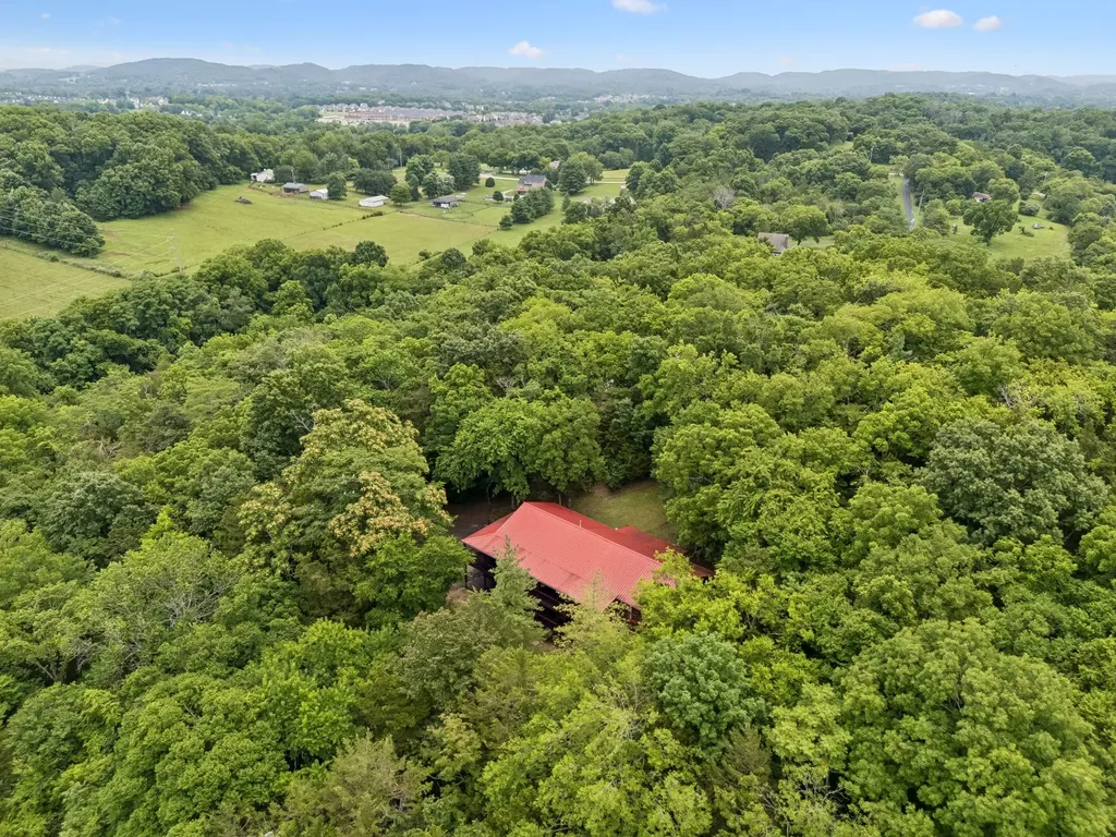 2668 Thompson Station Road, E Thompsons Station TN 37179