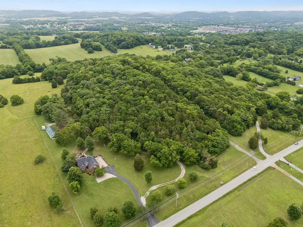 2668 Thompson Station Road, E Thompsons Station TN 37179