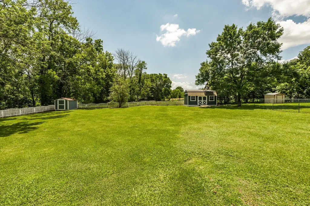 1511 Long Hollow Pike Gallatin TN 37066