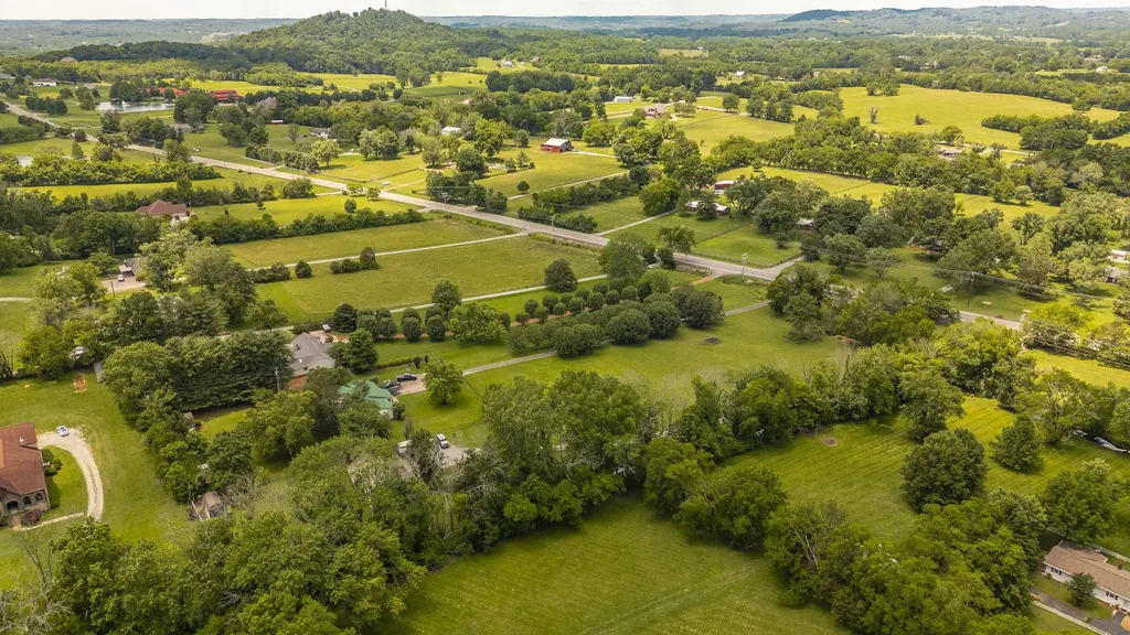 1511 Long Hollow Pike Gallatin TN 37066
