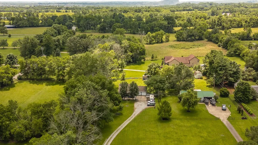 1511 Long Hollow Pike Gallatin TN 37066