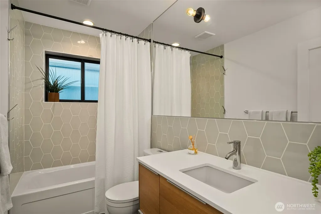 4321 S Holly Street Seattle WA 98118
