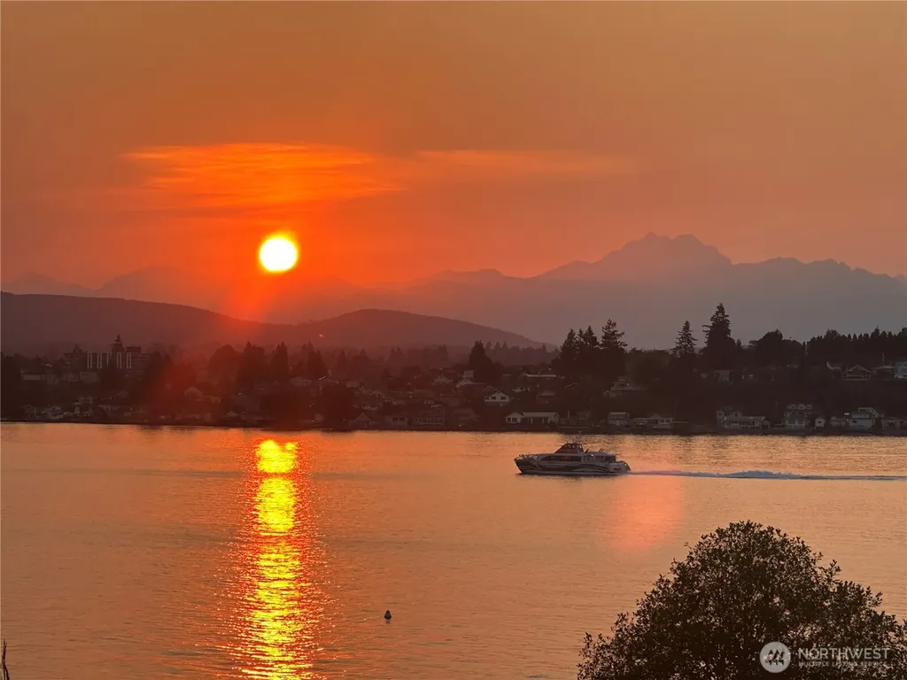 4652 E Hillcrest Drive Port Orchard WA 98366