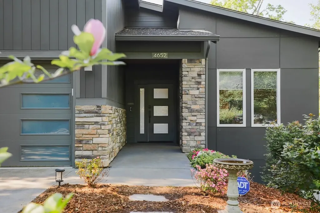 4652 E Hillcrest Drive Port Orchard WA 98366