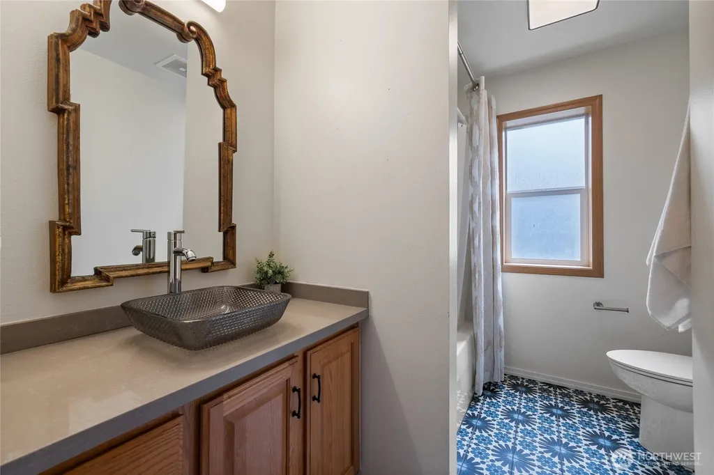 1069 5th Steilacoom WA 98388