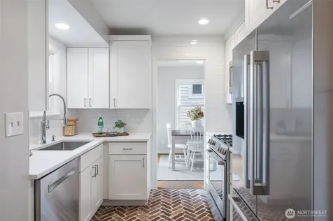 5232 38th Avenue NE Seattle WA 98105