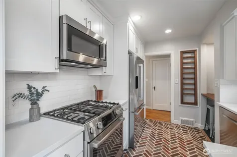 5232 38th Avenue NE Seattle WA 98105