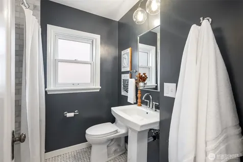 5232 38th Avenue NE Seattle WA 98105