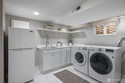5232 38th Avenue NE Seattle WA 98105