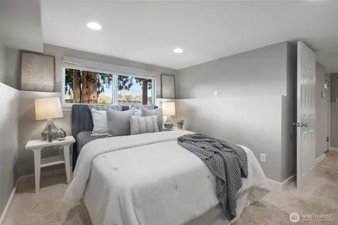 5232 38th Avenue NE Seattle WA 98105