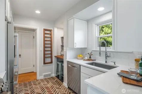 5232 38th Avenue NE Seattle WA 98105
