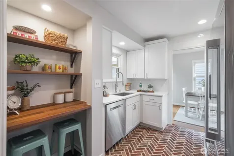 5232 38th Avenue NE Seattle WA 98105