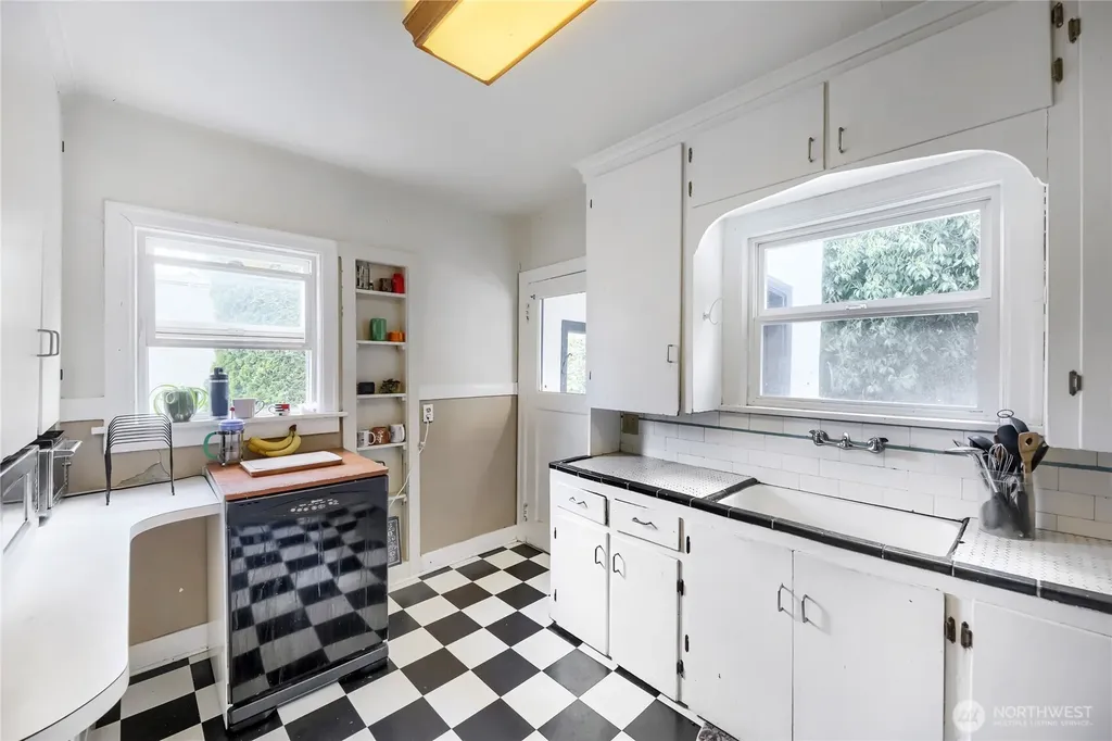 5755 25th Avenue NE Seattle WA 98105