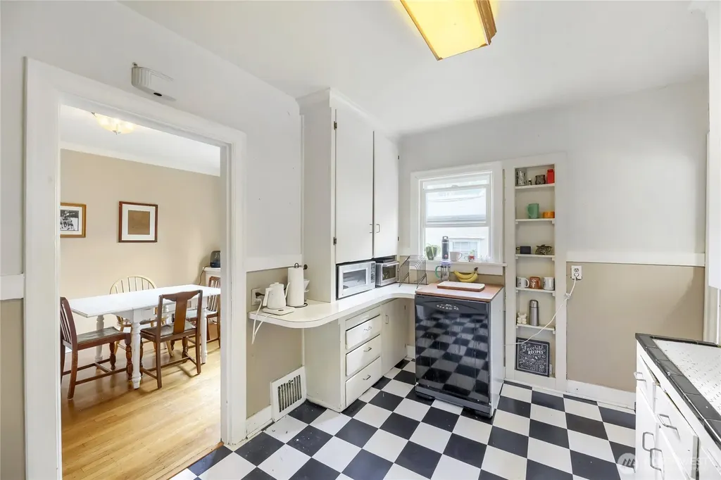 5755 25th Avenue NE Seattle WA 98105