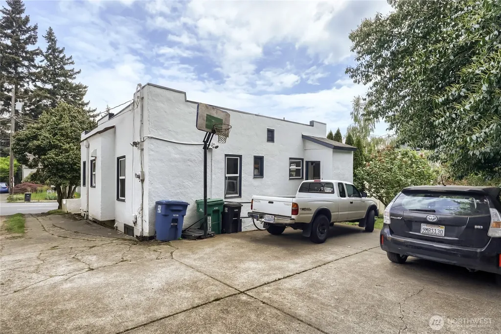 5755 25th Avenue NE Seattle WA 98105