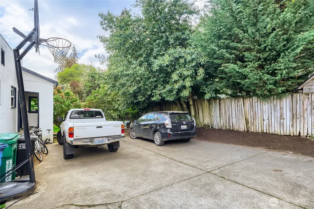 5755 25th Avenue NE Seattle WA 98105