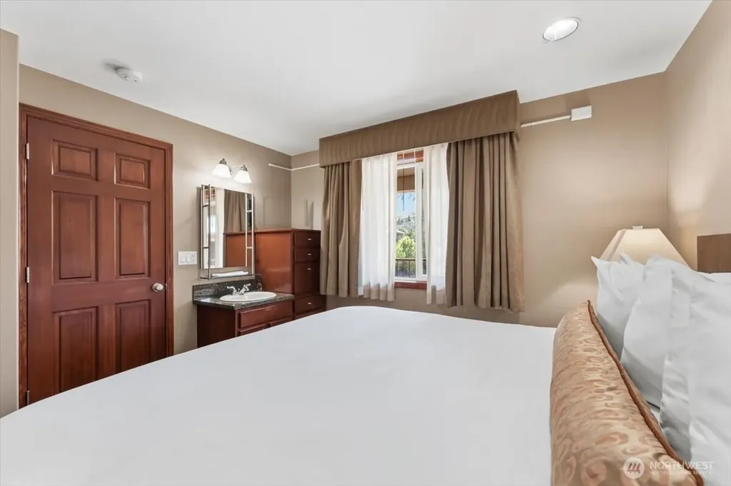 322 W Woodin Avenue Chelan WA 98816