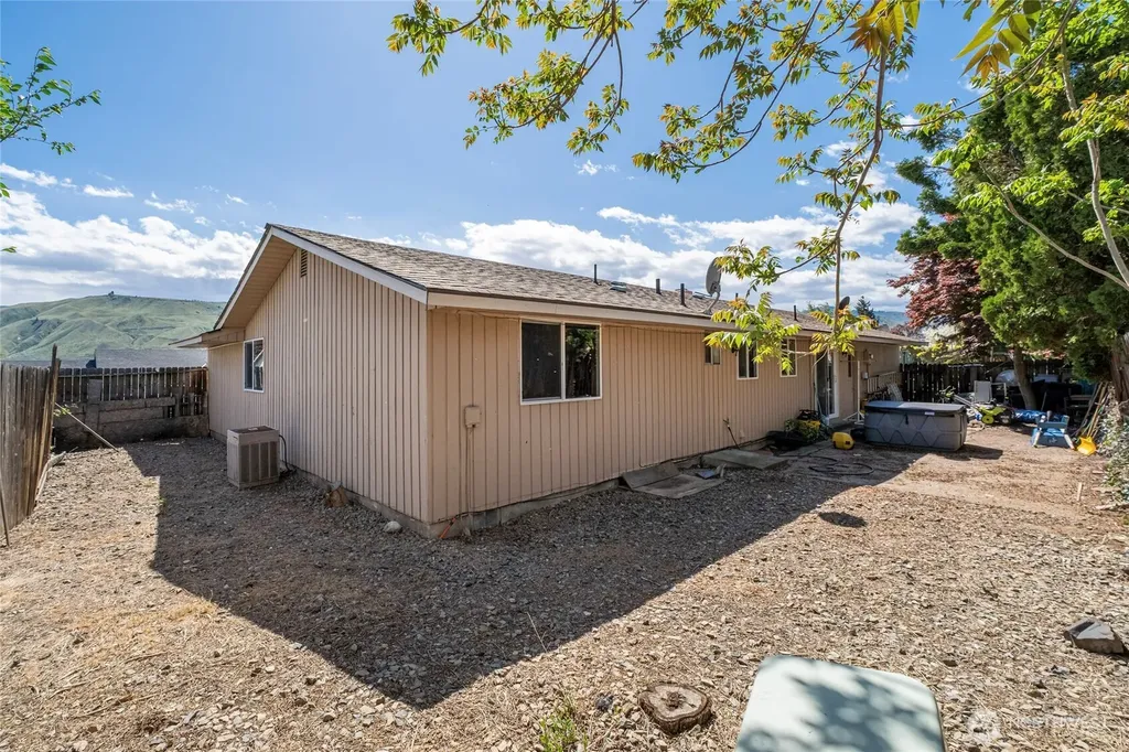1121 Jean St SE East Wenatchee WA 98802
