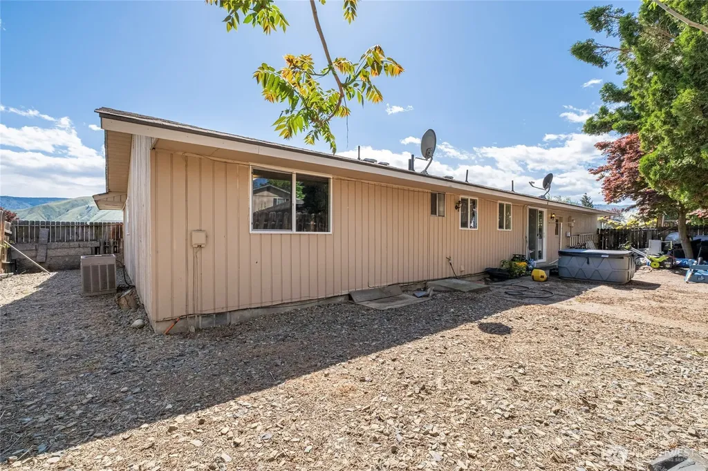 1121 Jean St SE East Wenatchee WA 98802