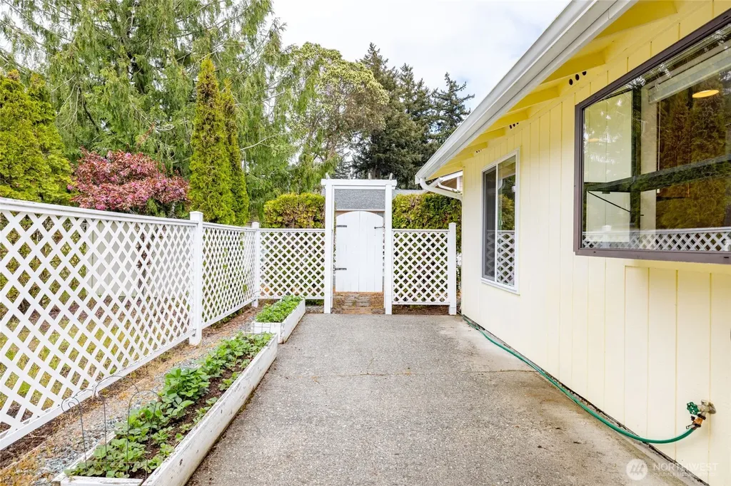 90 Chinook Place La Conner WA 98257