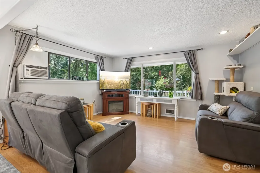 17209 W Riverside Drive Bothell WA 98011