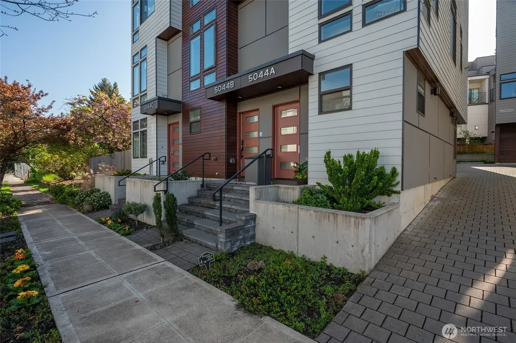 5044 Sand Point Place NE Seattle WA 98105