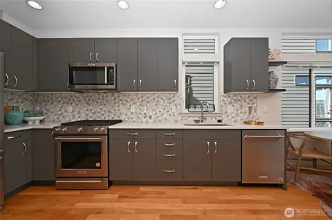 5044 Sand Point Place NE Seattle WA 98105