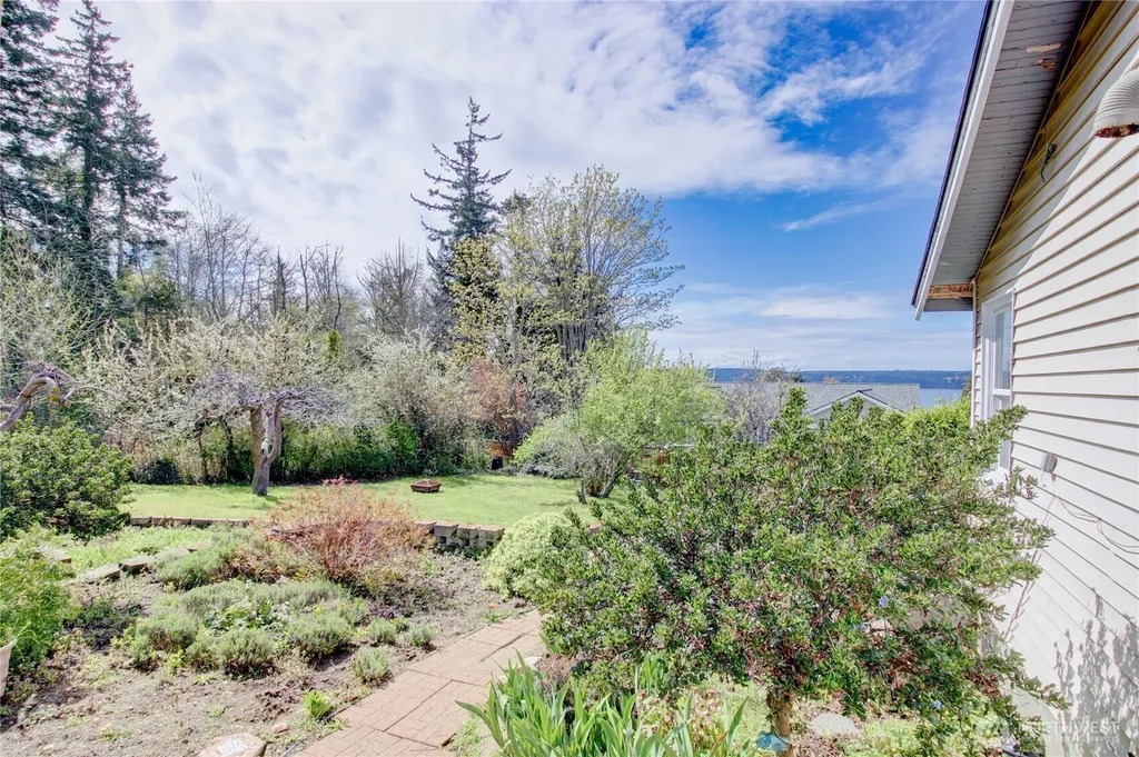 818 Serene View Road Camano Island WA 98282