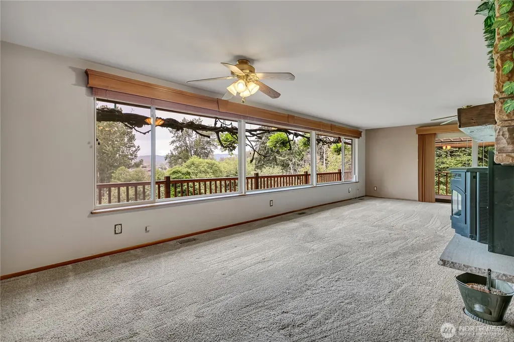 1243 25th Street SE Puyallup WA 98372