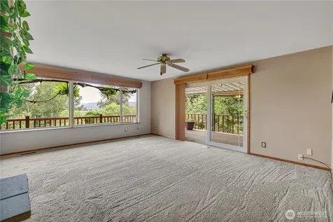 1243 25th Street SE Puyallup WA 98372