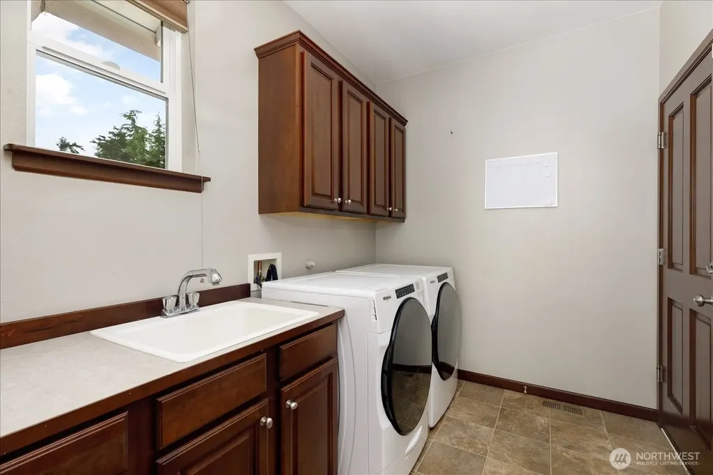 2777 SW Fairway Point Drive Oak Harbor WA 98277