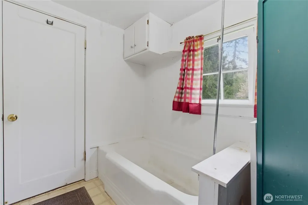 6557 Cultus Bay Road Clinton WA 98236