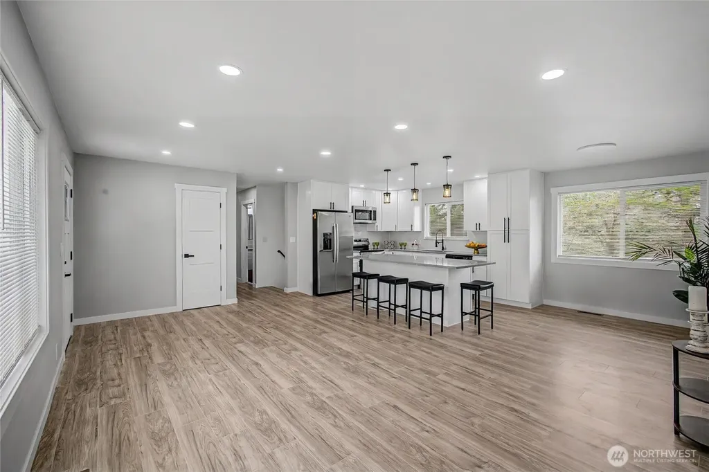 24717 S 35th Avenue Kent WA 98032