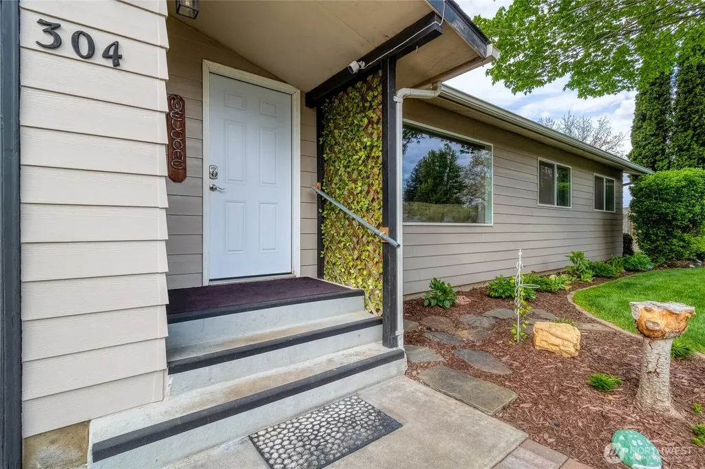 304 SW 11th Street College Place WA 99324