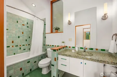 10403 NE Seaborn Road Bainbridge Island WA 98110