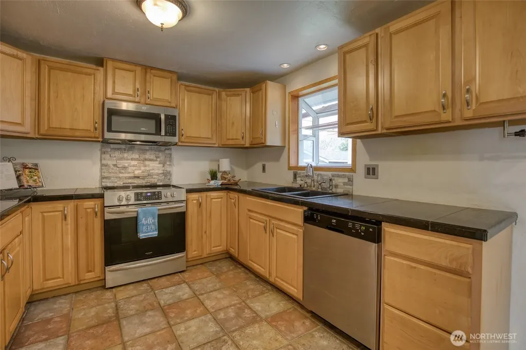 175 Jib Street NW Ocean Shores WA 98569