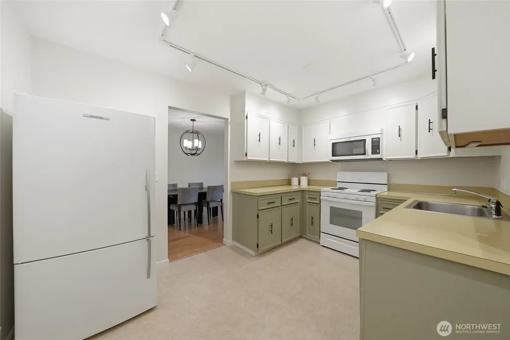 2565 Dexter Avenue N Seattle WA 98109