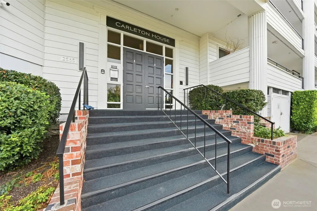 2565 Dexter Avenue N Seattle WA 98109