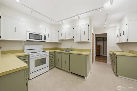 2565 Dexter Avenue N Seattle WA 98109