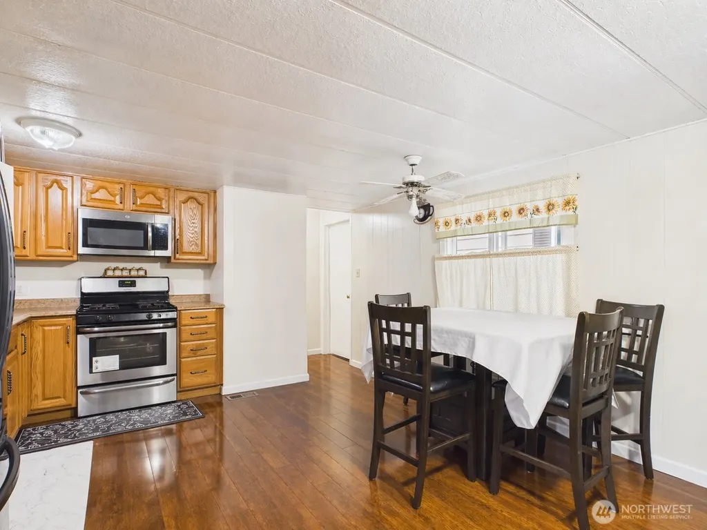 827 W Valley Highway Kent WA 98032
