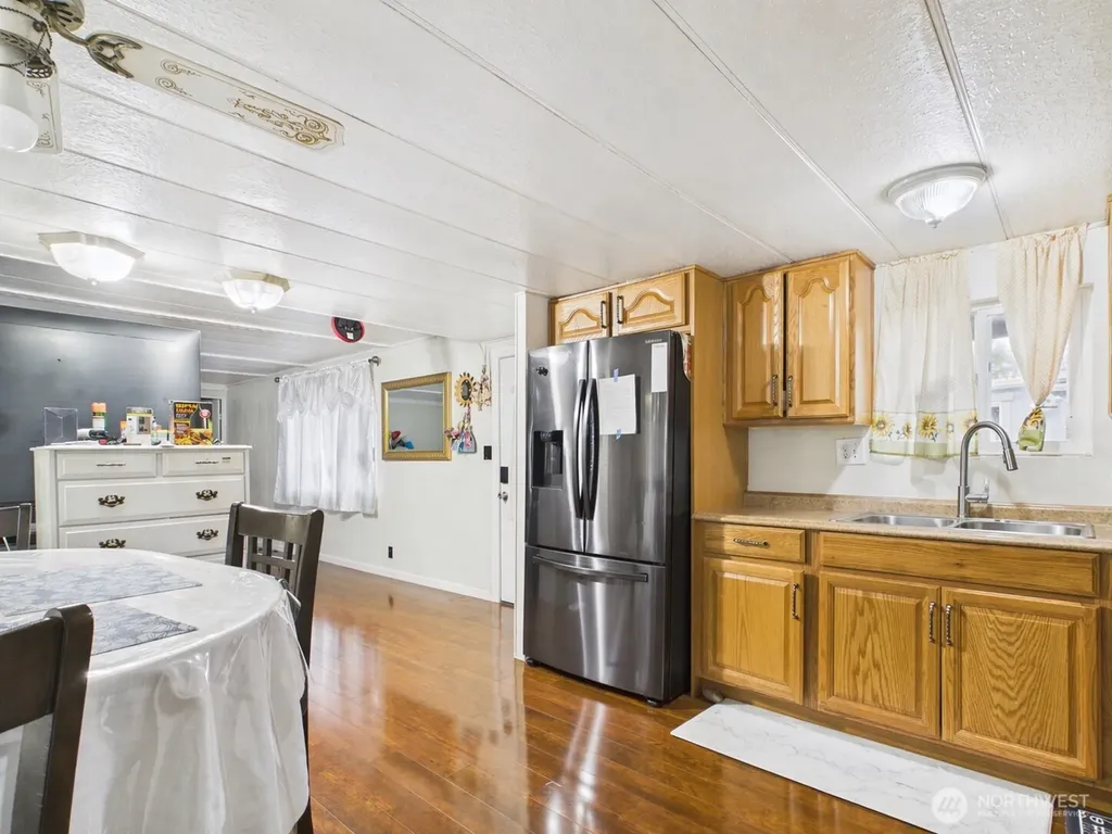 827 W Valley Highway Kent WA 98032