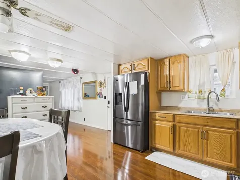 827 W Valley Highway Kent WA 98032