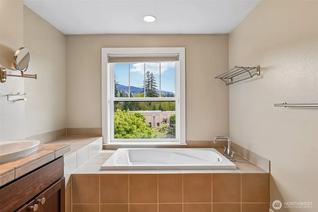 1078 NE High Street Issaquah WA 98029
