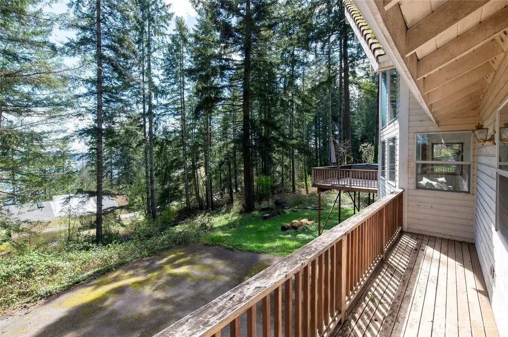 30 E Rainier Drive Allyn WA 98524