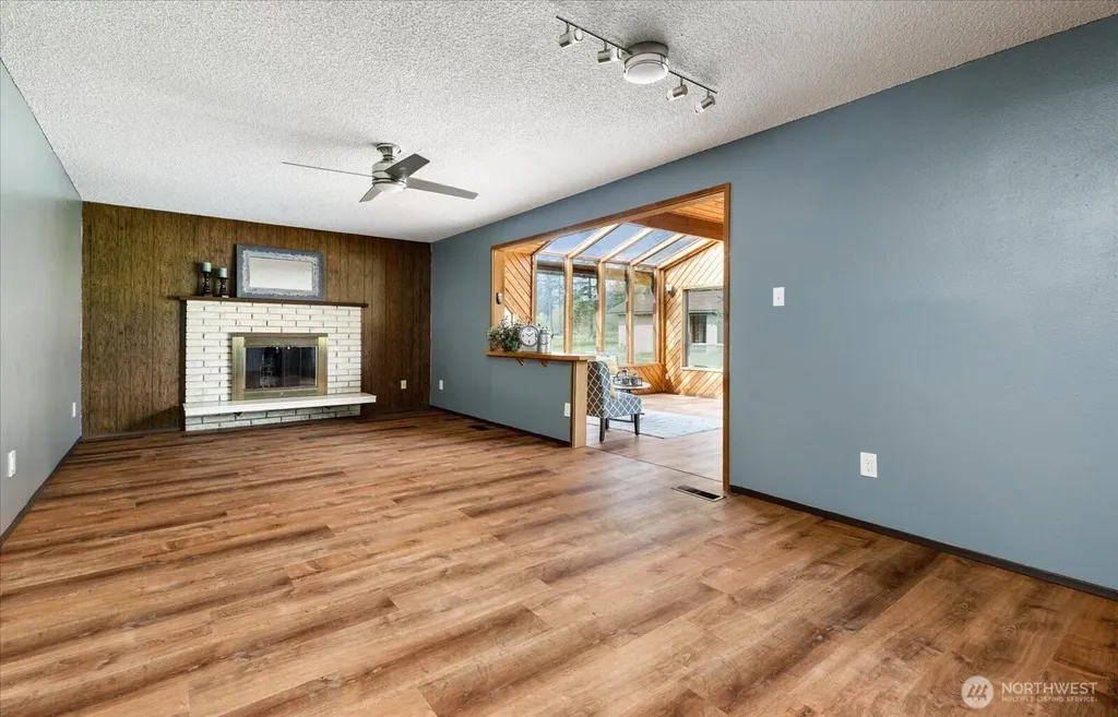 987 E Crescent Harbor Road Oak Harbor WA 98277
