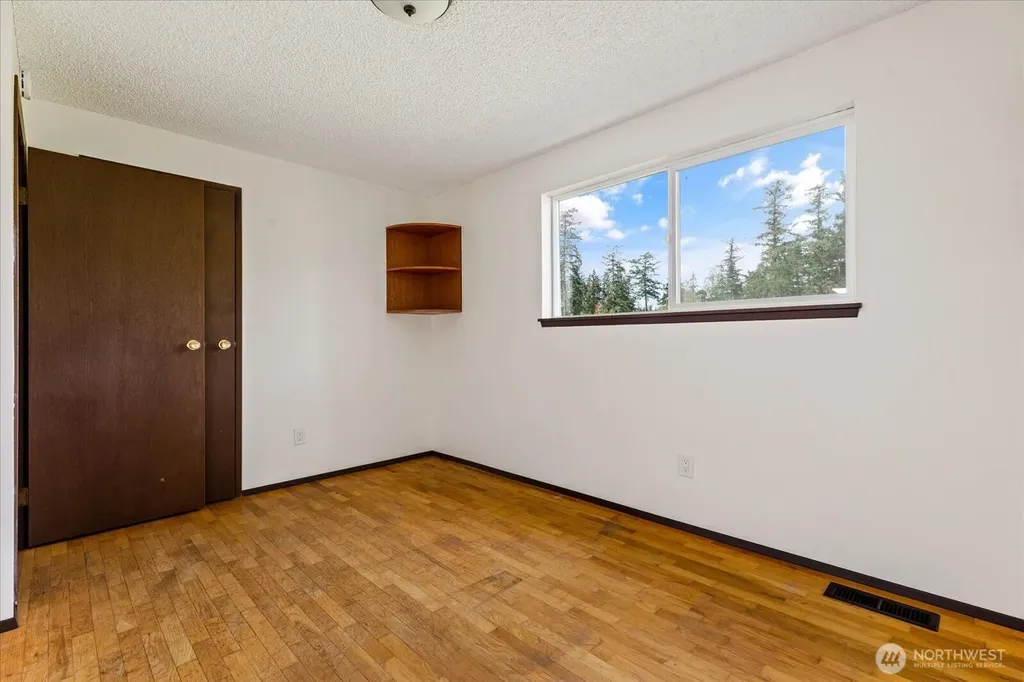 987 E Crescent Harbor Road Oak Harbor WA 98277