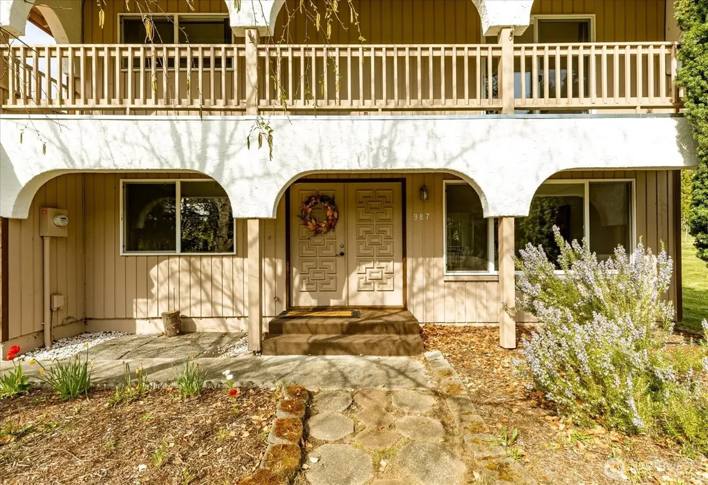 987 E Crescent Harbor Road Oak Harbor WA 98277