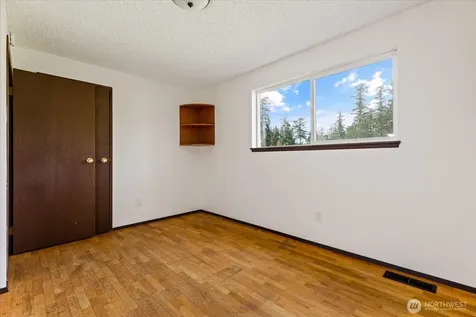 987 E Crescent Harbor Road Oak Harbor WA 98277
