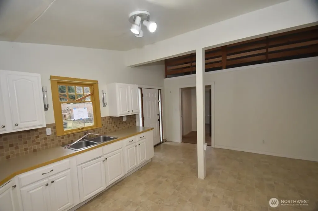 2071 Valley Highway Deming WA 98244