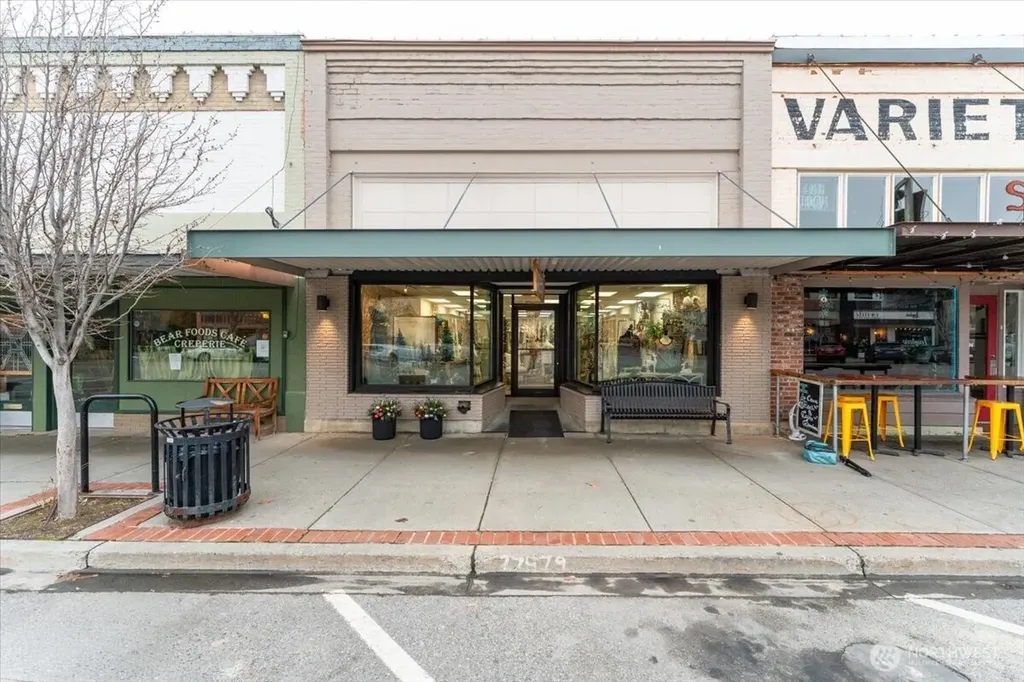 131 E Woodin Avenue Chelan WA 98816